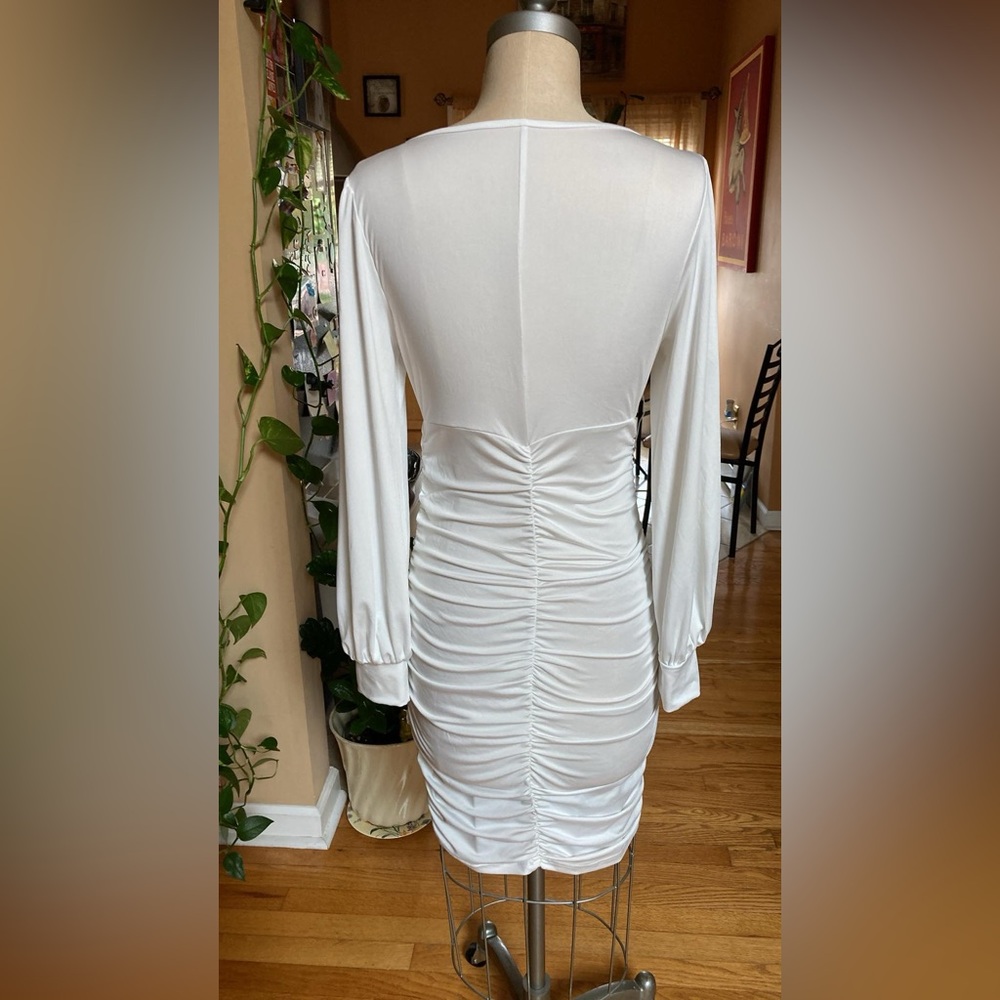 NWOT WHITE BODYCON RUSCHED DRESS - Picture 3 of 4